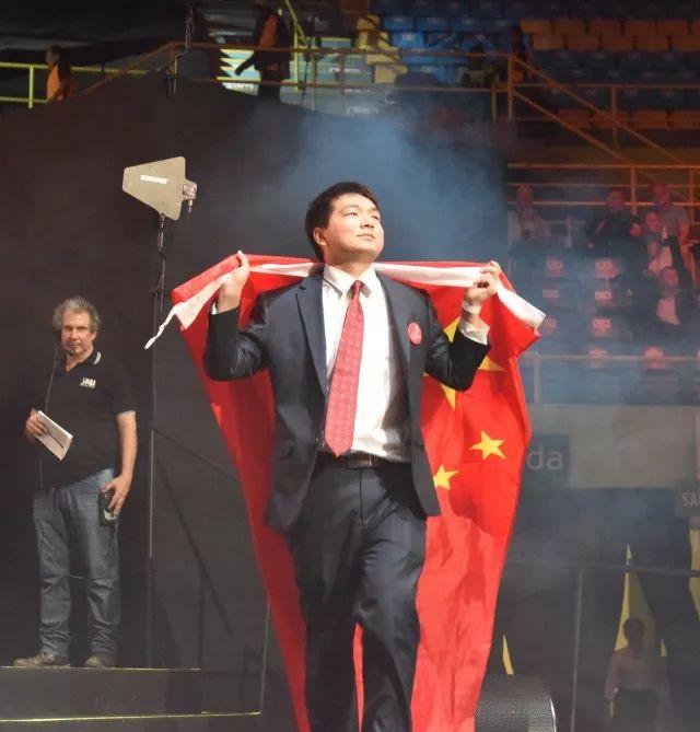 2015年,巴西圣保罗, 杨金龙摘得得第43届世界技能大赛 汽车喷漆项目