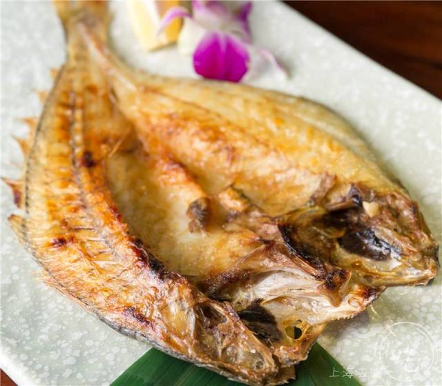 炭烤黄鱼一夜干 鱼身金黄,非常完整,烤过鲜香的滋味扑了一