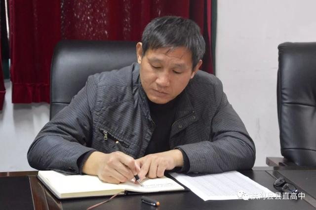 刘明超副校长认真记录