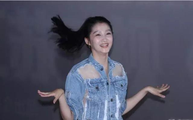 关晓彤又胖了,身材粗壮,满脸是肉,网友:这次胖了不止10斤吧