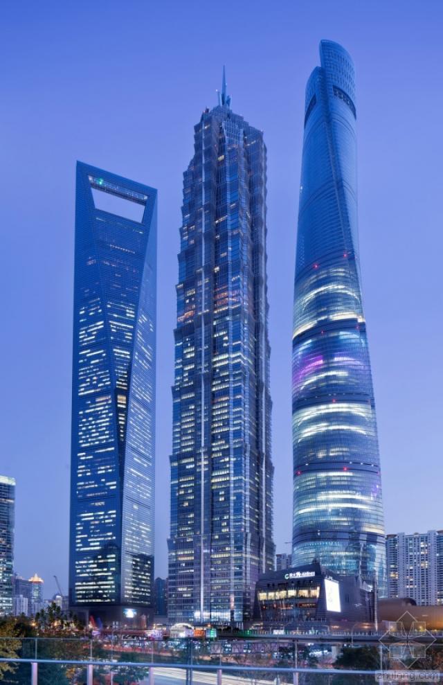 各种高楼拔地而起,直指天际 上海中心,环球金融,金茂大厦 东方明珠