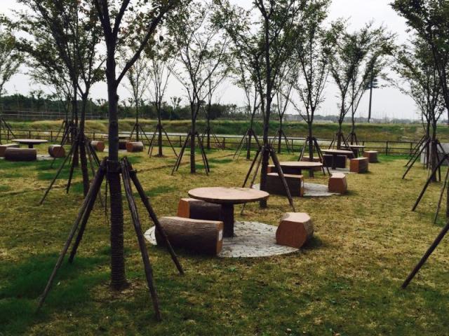 【专家建议:多点野趣和游憩设施】  尽管游客们对郊野公园热情很高,有