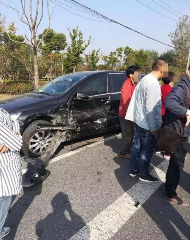 昨天一天高港发生两起车祸,造成两人死亡,现场状况惨烈!