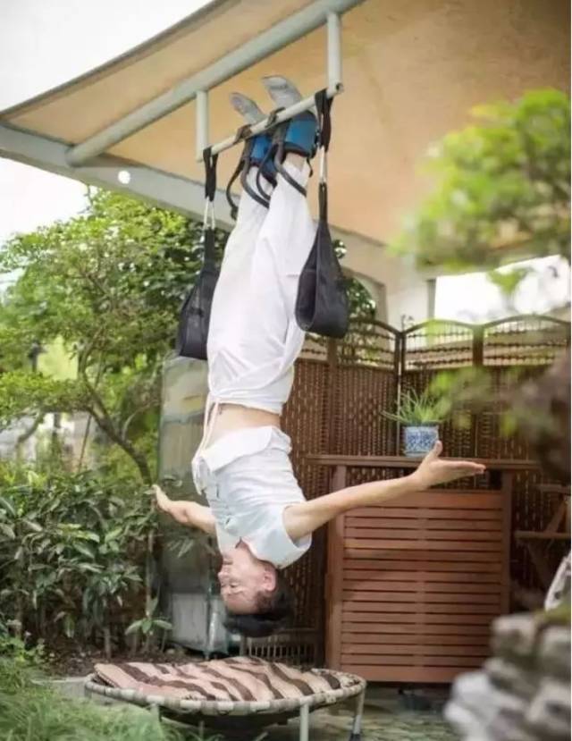 别的强度大一些的运动 例如在倒挂时卷腹