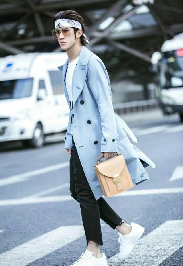 李治廷身穿雾霾蓝风衣外套,搭配小白鞋,帅就一个字!