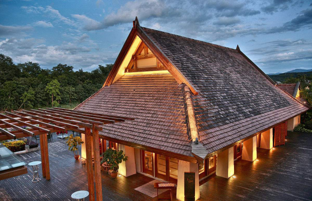 西双版纳度假酒店的设计和装修融入了当地村寨的建筑风格和装饰元素