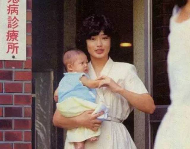 一代偶像:55岁山口百惠与62岁三浦友和,如今长成啥样了?