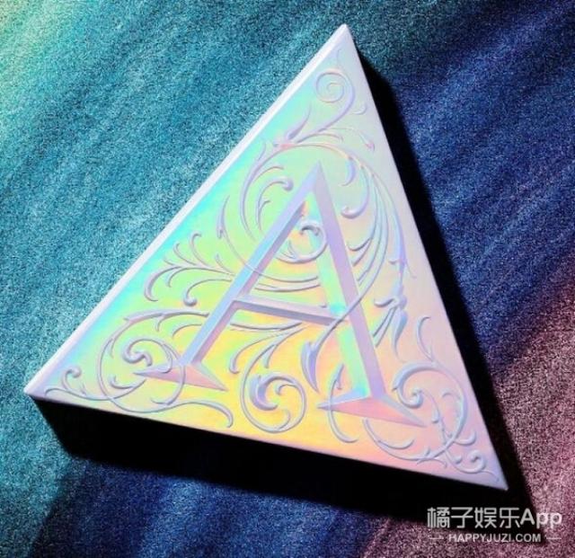 一扫就能自带闪光,而且会变色!难怪偏光色修容盘这么讨人喜欢