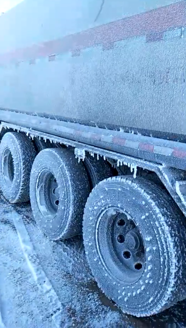 实拍11月的青藏线,冰雪覆盖堵车成常态,靠火把给油箱解冻!