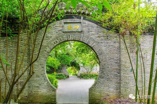 独倚,酒入愁肠,化作相思泪; 明月松间照,清泉石上流; 千百年来月华静