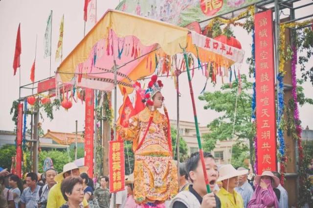 十室九空,來觀看一年一度的民俗盛事—— 飄色巡遊.