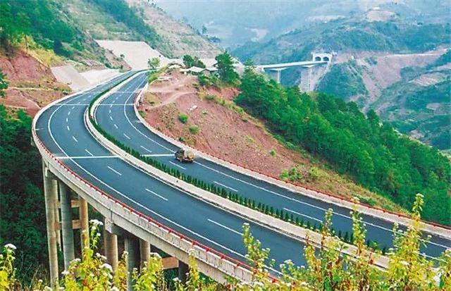 1996年10月25日,通车的第一条高速公路 2003年12月28日,元磨高速公路