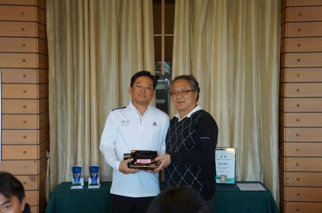 (上图:左:李明贵副会长 右:彭政君) 净杆亚军--刘文焜(特豪科技),净杆