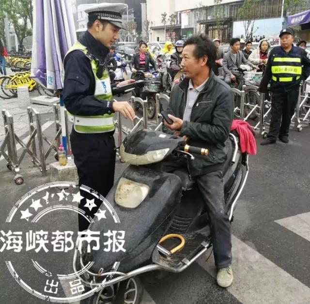 據瞭解,截至今天下午5點30分,市區交警查處 電動車闖紅燈,違規載人