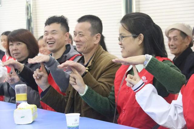 与会人员在"抓手指"游戏中放松了心情