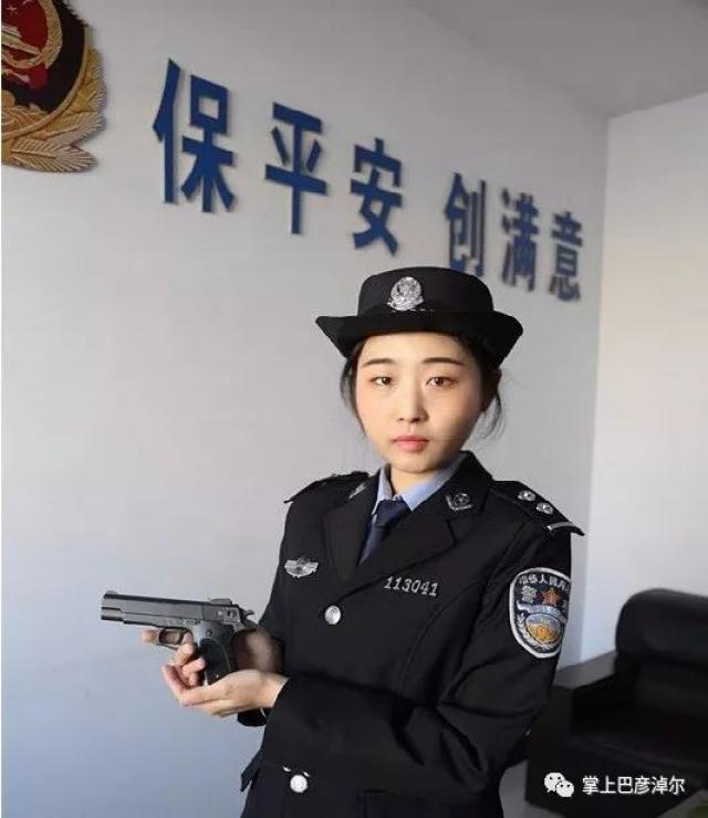五原一男子提着手枪走向广场警务站,边走边喊,执勤民警吓了一跳