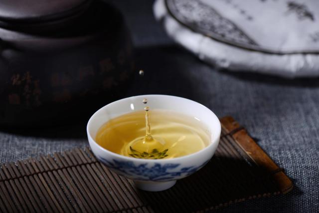 喝茶的时候,更重要的,不是多么昂贵的茶,而是喝茶的心情.