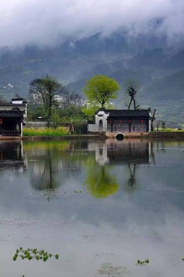 中国的房子 烟雨蒙蒙 融于山水之中 不娇柔,不造作