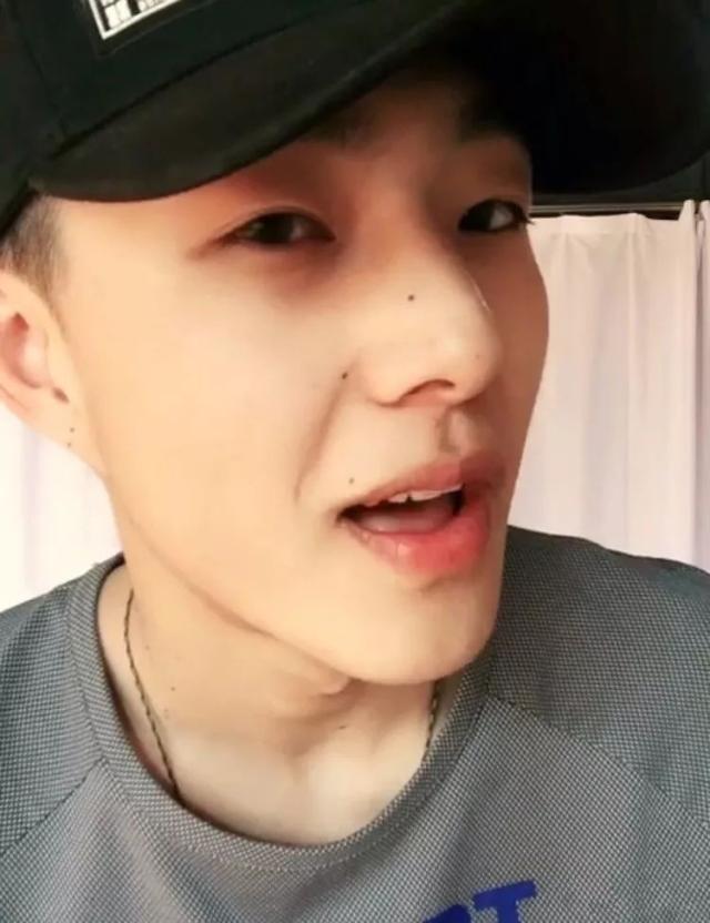 看似单眼皮的张欣尧其实是小内双,不过眼睛也确实够小的
